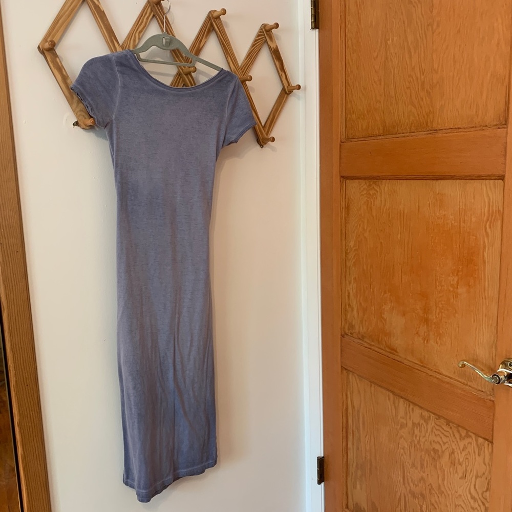 TOPSHOP blue midi length dress with slits on both sides at the calf.